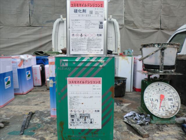 水戸市内のアパートで関西ペイントのコスモマイルドシリコン２を使用して破風板、雨樋、幕板の塗装を行いました。