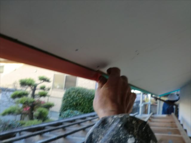 ひたちなか市のお宅で塗替え工事の為のビニール養生作業を行いました。