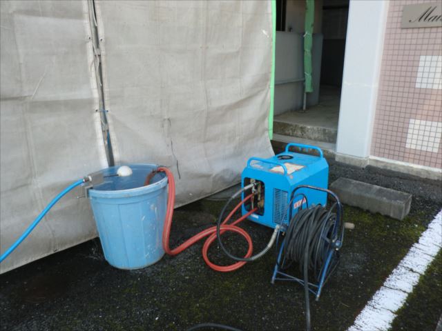水戸市内のマンションで塗り替え工事前の高圧洗浄作業を行いました。