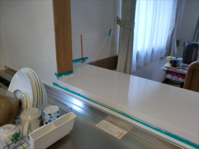 水戸市内でオイルステイン（白）を使用してキッチンカウンター建具の塗装を行いました。