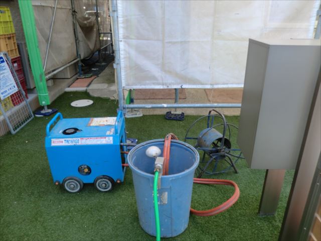水戸市内で塗り替え工事前の高圧洗浄作業を行いました。