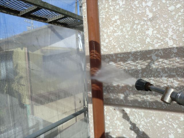雨樋高圧洗浄作業中