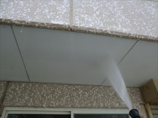 軒天高圧洗浄作業中