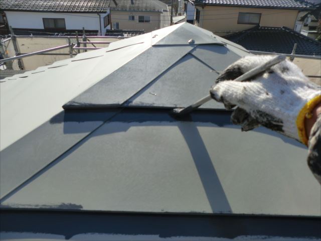 ひたちなか市内のお宅で鉄板屋根着色上塗りの作業を行いました。