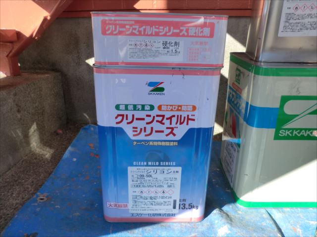 水戸市内のアパートで軒天塗装と破風板塗装を行いました。