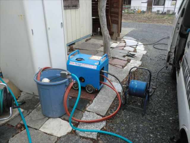 那珂市で瓦棒屋根の高圧洗浄作業を行いました。
