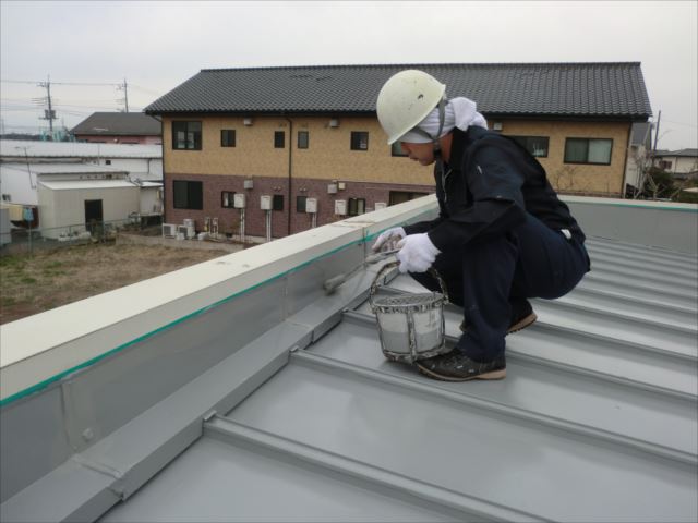那珂市内で美容室の瓦棒屋根着色2回目仕上げ塗装と破風板塗装の作業を行いました。