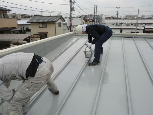 瓦棒屋根着色2回目仕上げ塗装、ルーフスターSI