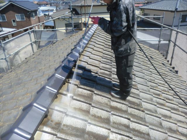 屋根瓦高圧洗浄作業