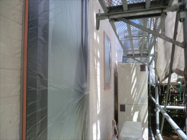 ひたちなか市内のお宅で外壁1面の塗装作業を行いました。