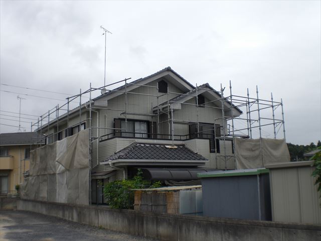 外壁塗り替え前に行なう塗装しない部分の養生作業をしました　水戸市