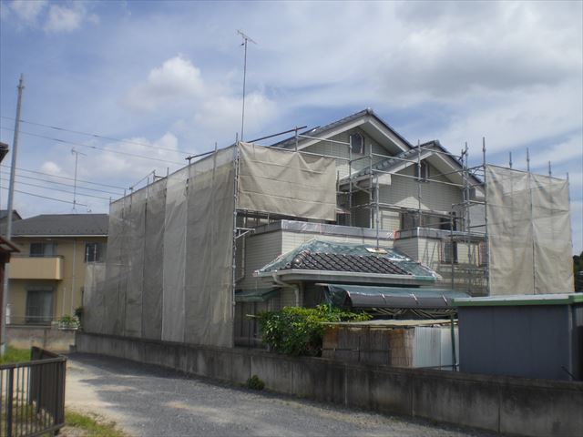 セラマイルドの艶消しで軒天着色と水性ミラクシーラーエコで外壁下塗り　水戸市