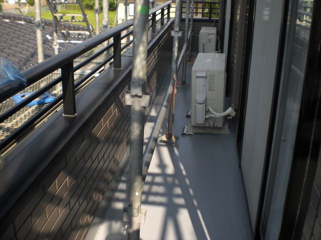 バルコニー防水上塗り　外壁・付帯部補修作業と階段上塗り　高萩市