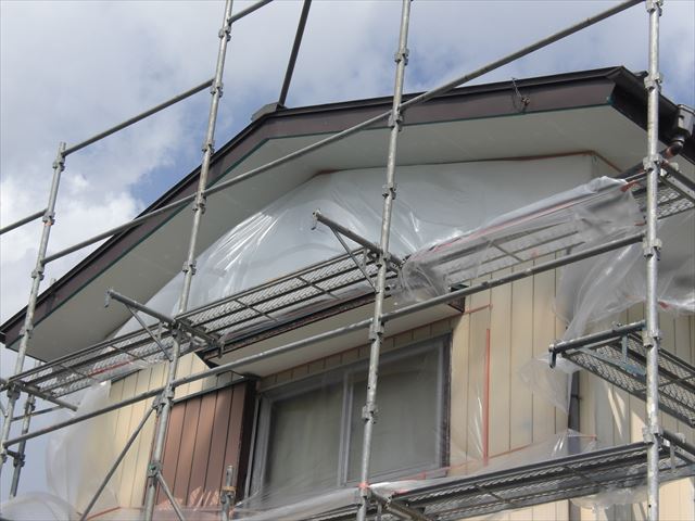 コスモマイルドシリコン２と水性ビニデラックス軒天と破風板塗装　筑西市