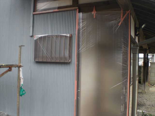 サイディングシーリング打ち替えと波トタン錆止め塗装作業　土浦市