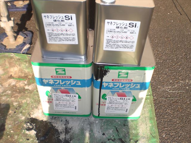 水戸市アパート外装リフォーム　ヤネフレッシュSIで屋根仕上げ塗り作業