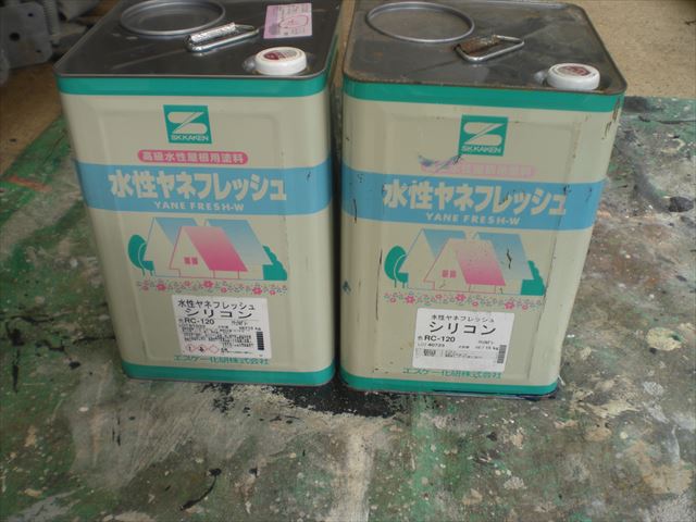 本日も牛久市でスレート瓦の塗り替え作業と破風板の着色作業になります