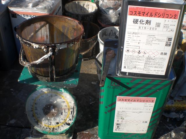 牛久市でスレート瓦屋根と破風板の仕上げ塗り作業をしてきました。