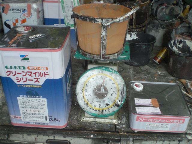 水戸市２階建て住宅サイディング外壁の１回目の上塗り作業をしてきました。