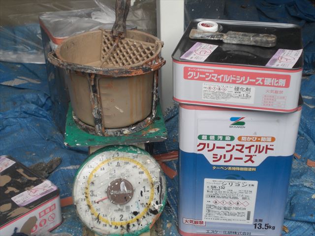 つくば市で外壁の仕上げ塗装作業と破風板と雨樋の着色作業をしてきました。