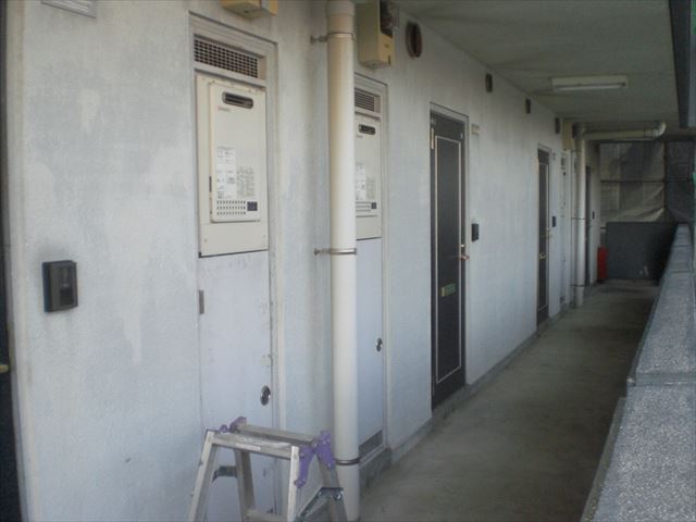 水戸市元吉田のマンションで養生と外壁のクラック処理をしてきました。