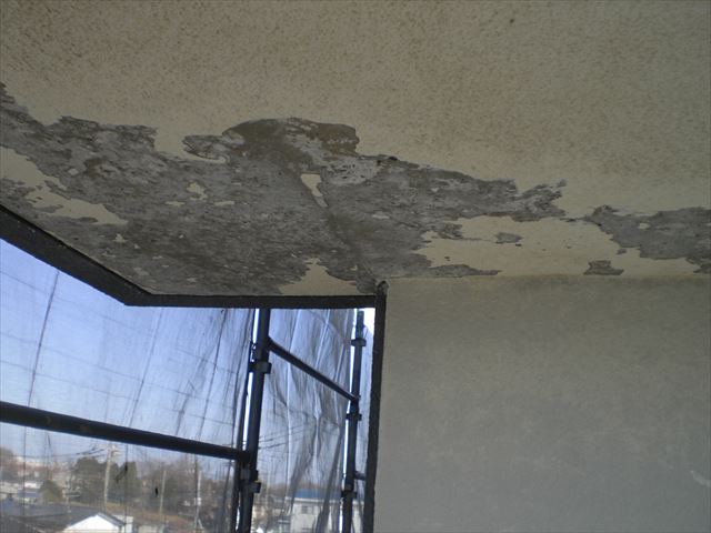 水戸市元吉田町３階建てマンションでＳＰＲカラープライマーで外壁下塗り作業