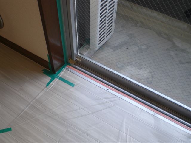 木枠塗装前足下養生