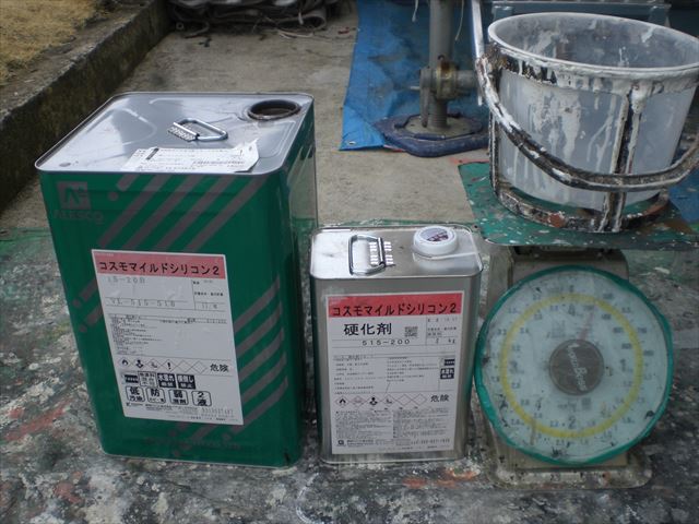水戸市石川町　コスモマイルドシリコン２で破風板の着色作業です。