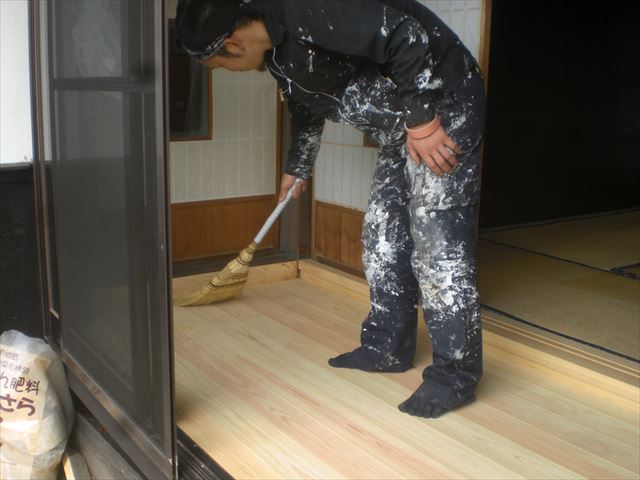 桜川市中泉で床の張替えに伴い床のワックス塗装仕上げをしてきました。