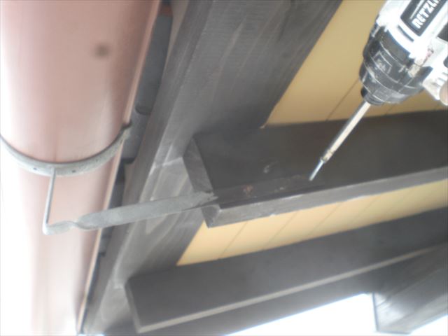 水戸市堀町で付帯部の雨樋や水切り部分の仕上げ塗り作業をしてきました