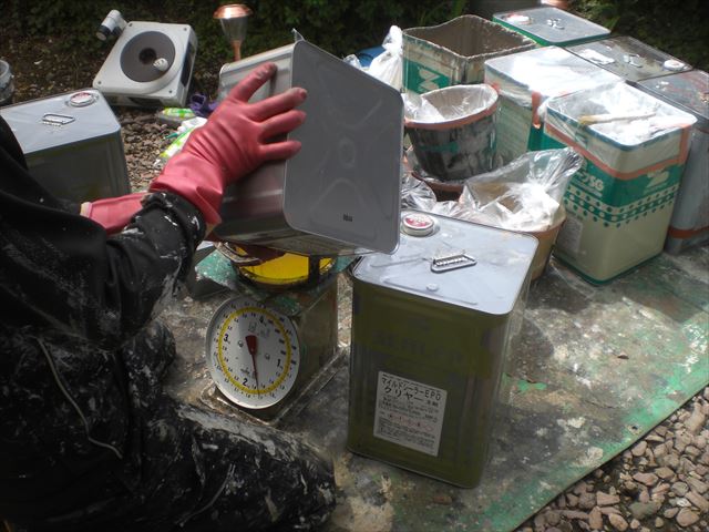 水戸市堀町でマイルドシーラーEPOを使って１階の屋根の下塗り作業