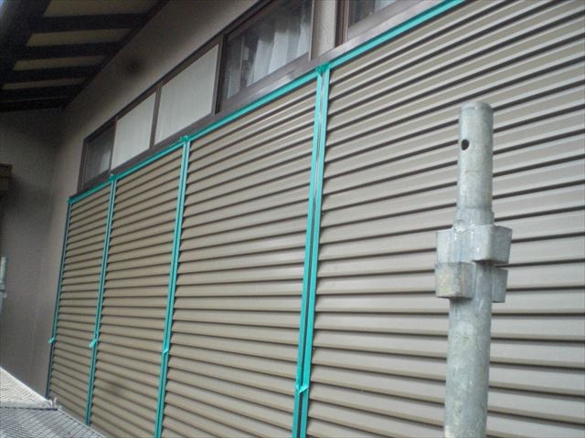 雨戸塗装前マスキングテープ養生