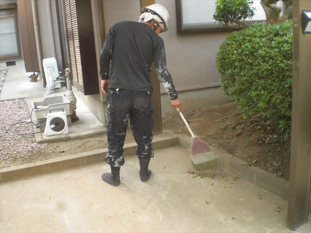 足場解体後清掃中