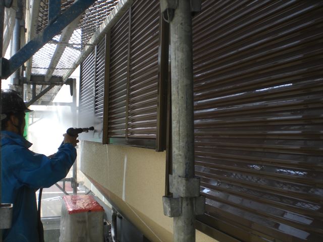 雨戸洗浄中