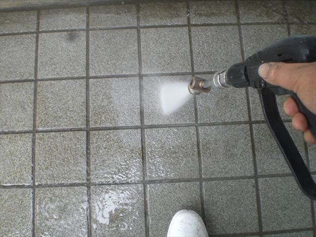 タイル床洗浄中