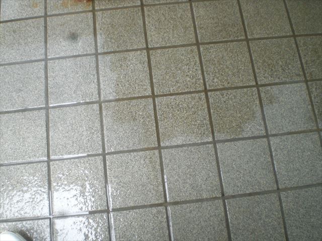 タイル床洗浄中