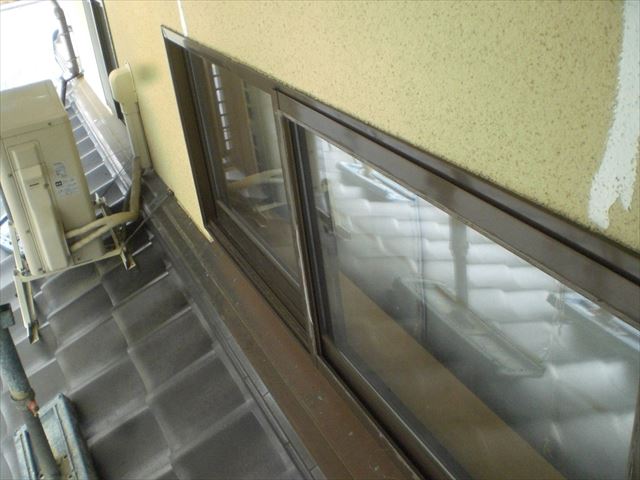 水戸市三湯町で塗り替え作業前の非塗装部分の養生作業になります。