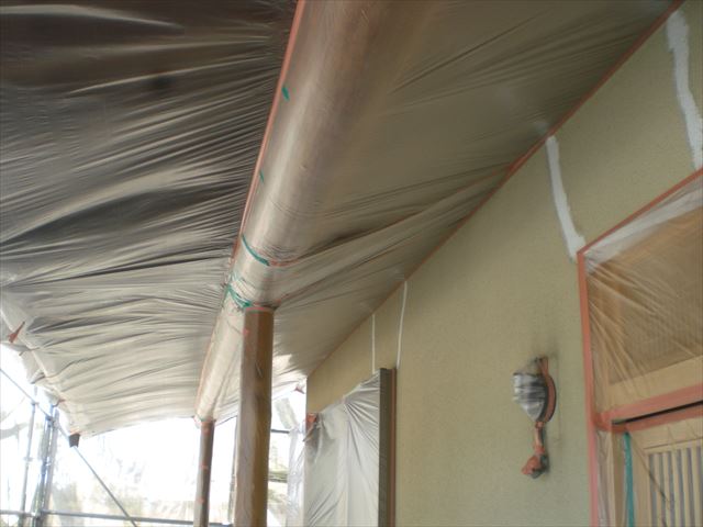 水戸市三湯町で水性ミラクシーラーエコで外壁下塗り作業になります