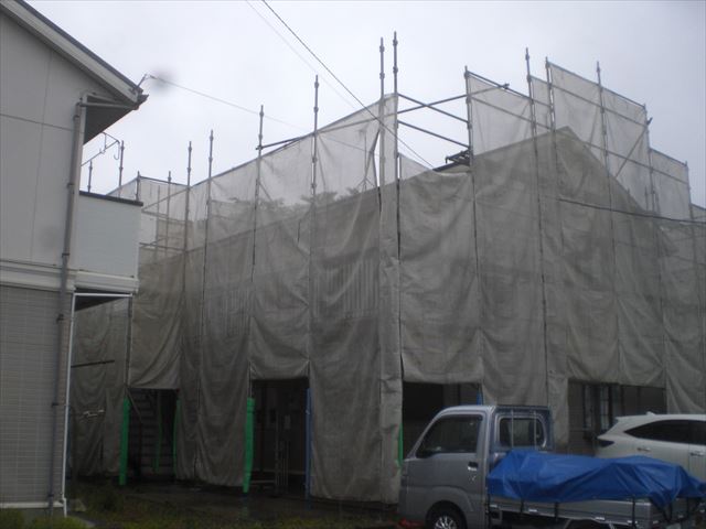水戸市西原のアパートで塗り替え作業前の高圧洗浄作業をしてきました