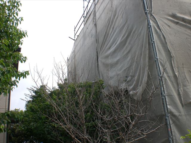那珂市でＡＬＣ外壁下塗り作業とアーバニー屋根の下塗り作業です