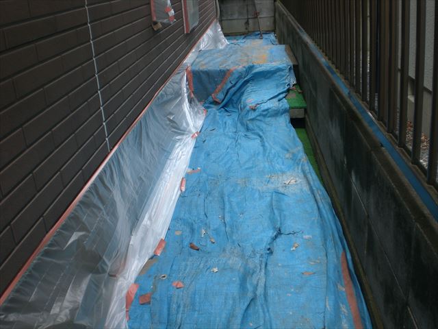 ひたちなか市中根町で非塗装部分の養生作業と外壁に下塗り作業です