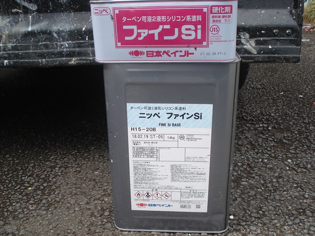 木部見切りや面格子と雨樋等の１回目の上塗り着色作業をしてきました