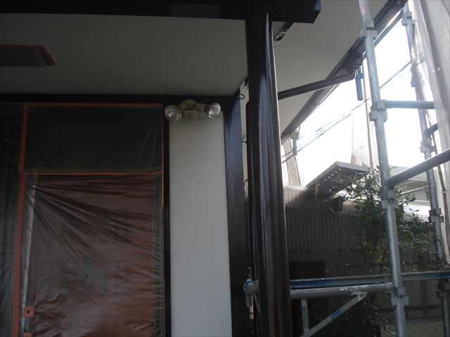 S邸玄関柱上塗り後