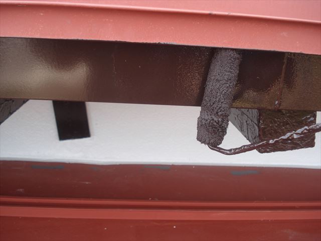 付帯部と一部外壁の仕上げ塗りと雨戸の上塗り作業をしてきました。
