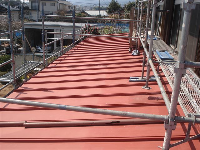 下屋根　瓦棒屋根１回目の上塗りと樋補修や柱のケレン作業です　日立市