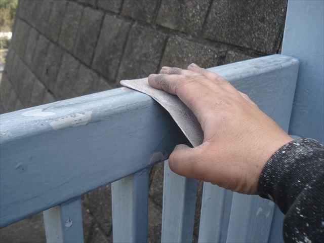 瓦棒屋根の仕上げ塗りと門扉の下塗り上塗りをしてきました。日立市