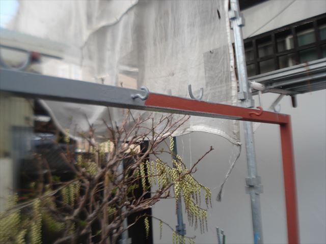 S邸物干し台上塗り中