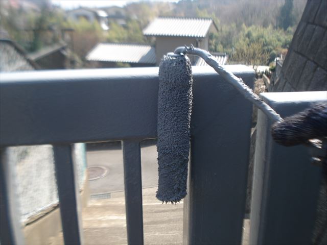 霧除け上塗り（仕上げ）と外壁のタッチアップ補修と最終確認。日立市