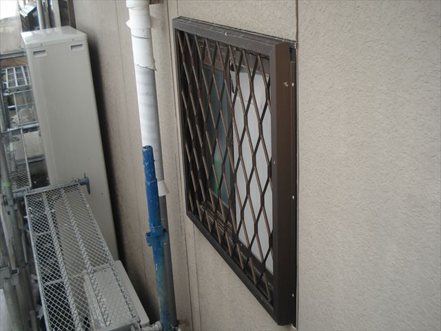 屋根・外壁塗り替えの為の養生作業をしてきました。北茨城市