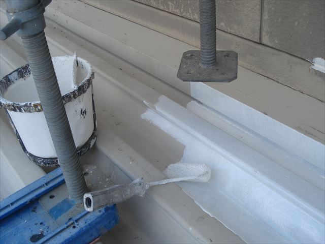 S邸1階屋根下塗り足元